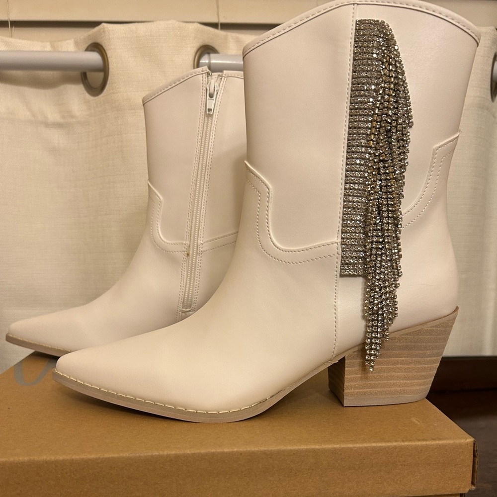 Mi.iM size 8.5 White Ankle Boots with Rhinestone Fringe Western Bootie NIB